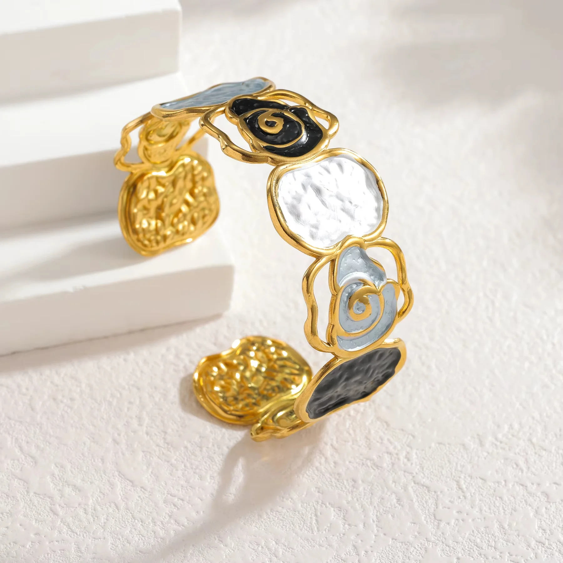 Bracelet Manchette « Rosa Mystica » – Édition Émail Artisanal