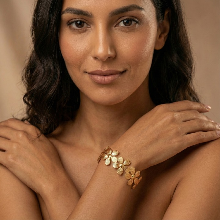 Bracelet Manchette Fleur Eden – La Beauté Spectaculaire de l'Acier – Image 3