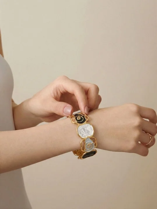 Bracelet Manchette « Rosa Mystica » – Édition Émail Artisanal – Image 11