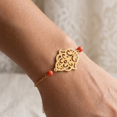 Bracelet Khmissa à motif ajouré et perles rouges – Image 4