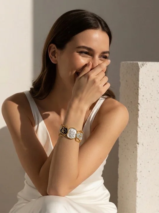 Bracelet Manchette « Rosa Mystica » – Édition Émail Artisanal – Image 3