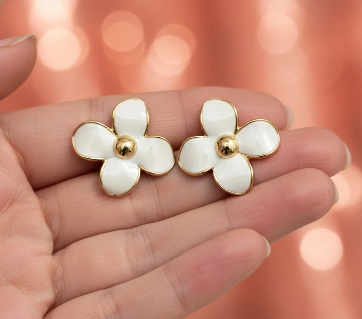 Pétales de Neige – Boucles d'Oreilles Émail Blanc – Image 3