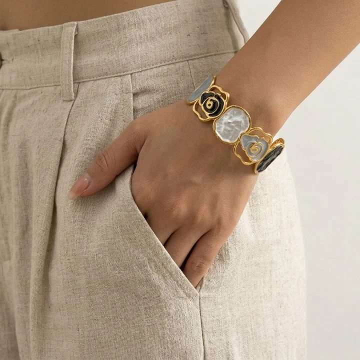 Bracelet Manchette « Rosa Mystica » – Édition Émail Artisanal – Image 2